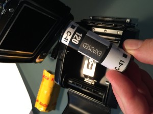 Der 120er Rollfilm. Der Film wird nur das etwas breitere Papier vor Lichteinfall geschützt.