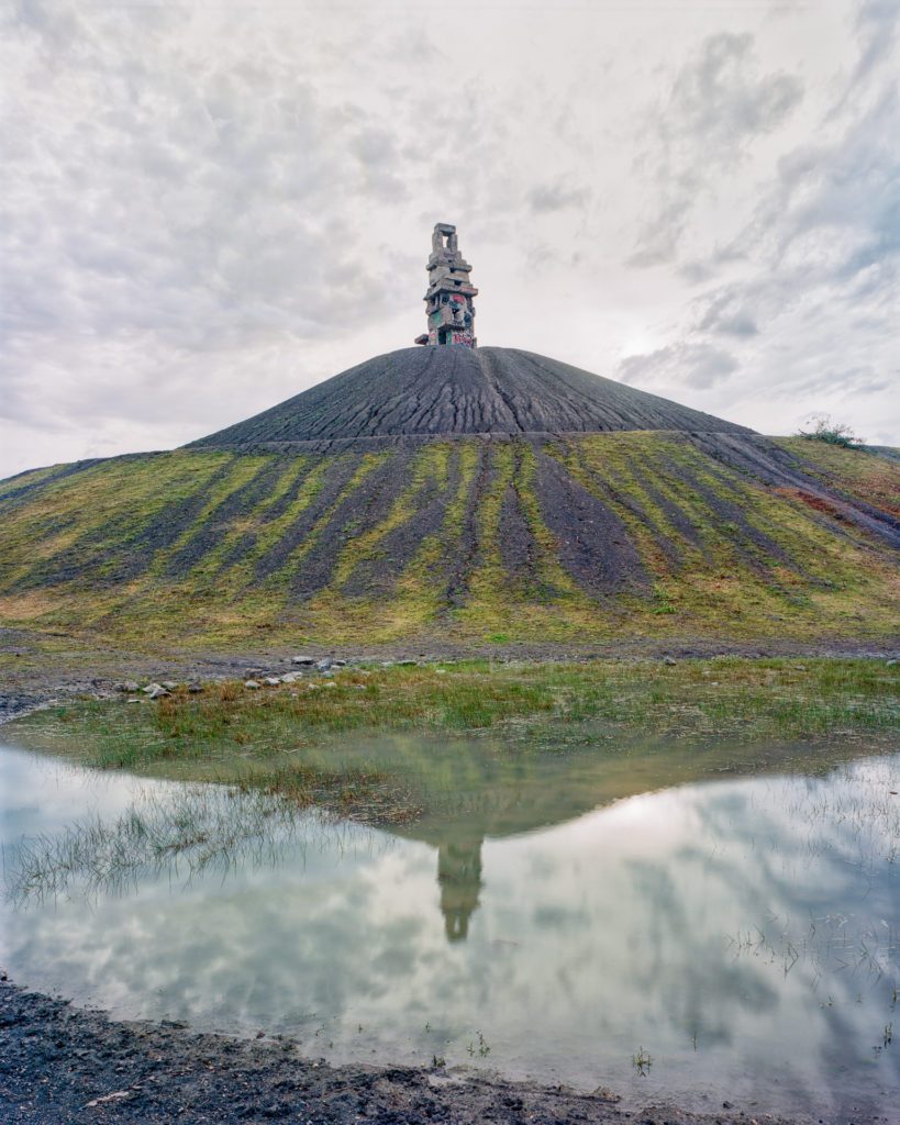 Farbfoto der Halde Rheinelbe mit der »Himmelsleiter«-Skulptur (Super-Angulon 90 mm 1:5,6, 1 s, f/32 auf Kodak Ektar 100)